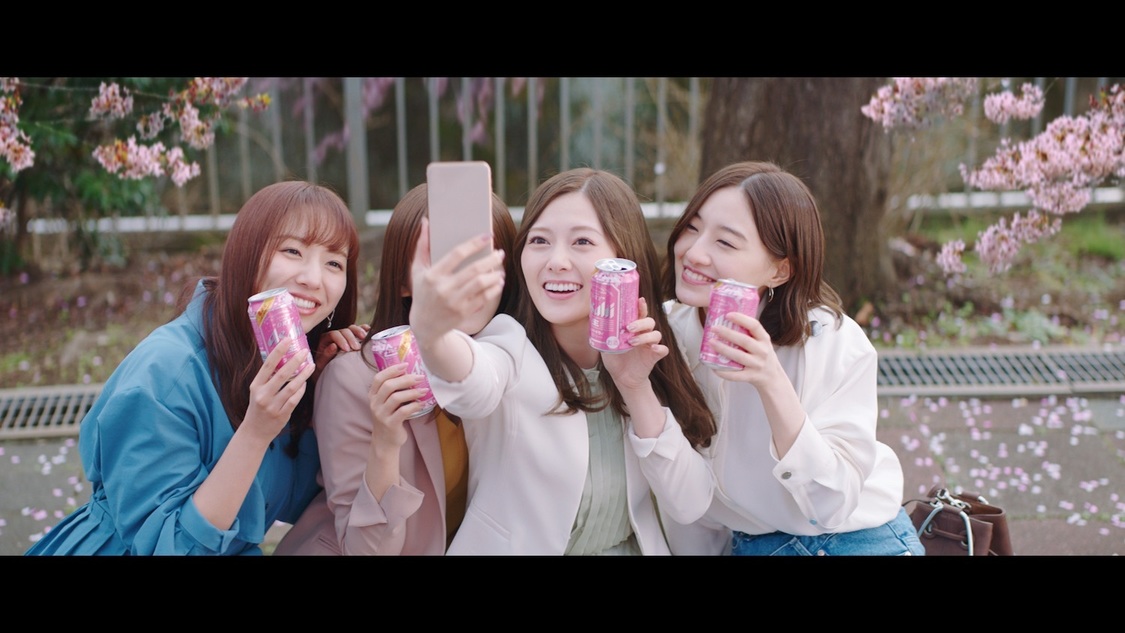 『アサヒスーパードライ』の新TVCM「桜の下で、エール篇」より