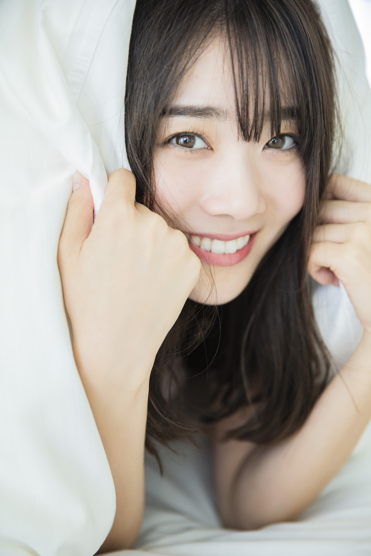 鶴見萌1stソロ写真集『le germer』より