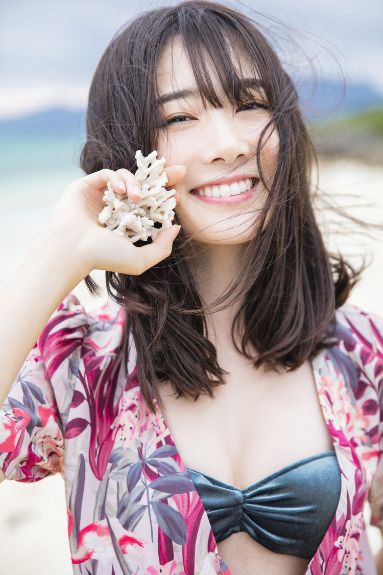 鶴見萌1stソロ写真集『le germer』より