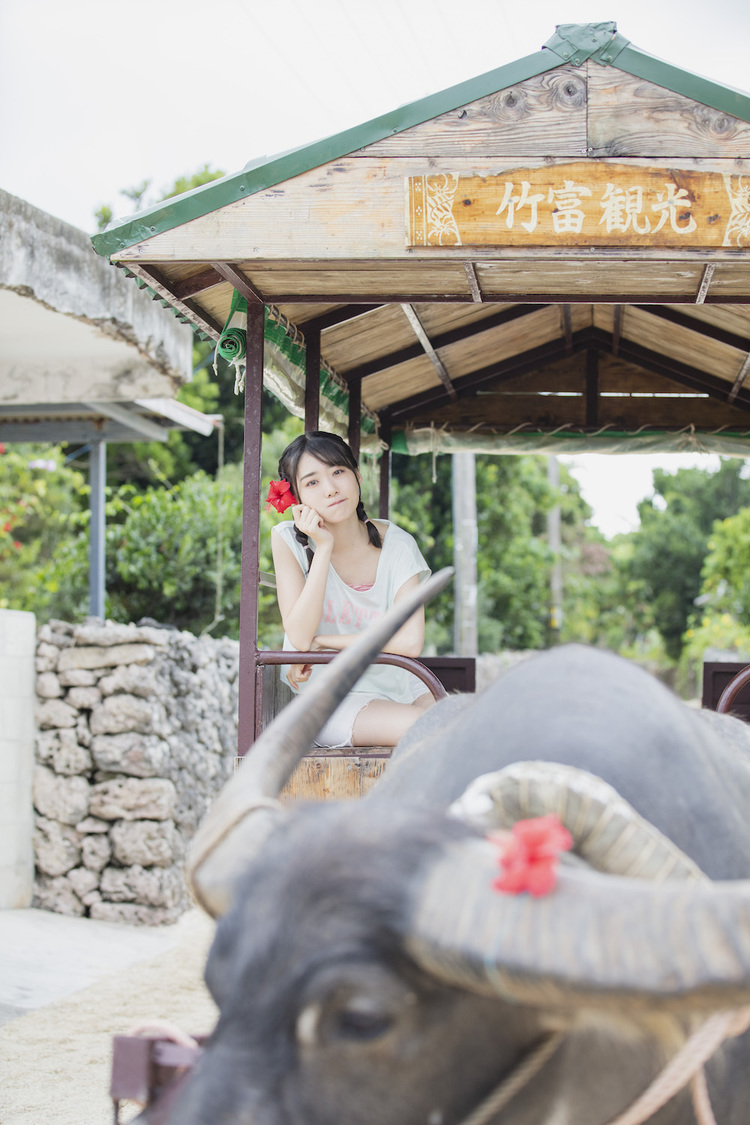 鶴見萌1stソロ写真集『le germer』より