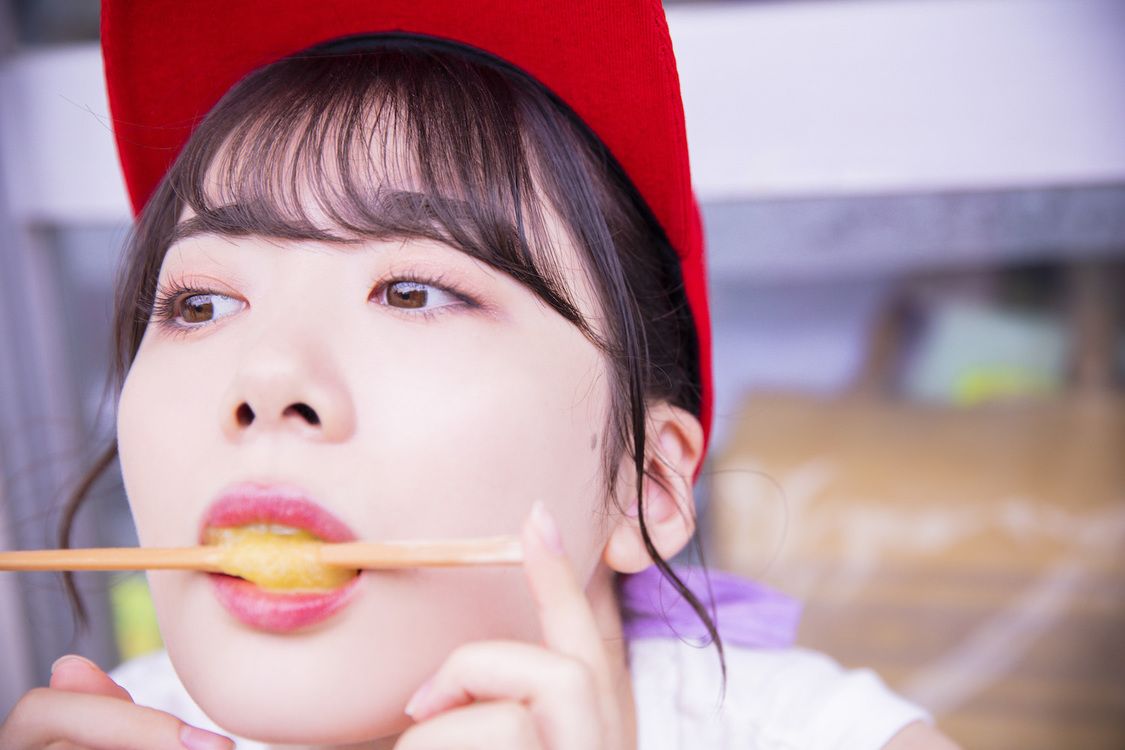 鶴見萌1stソロ写真集『le germer』より