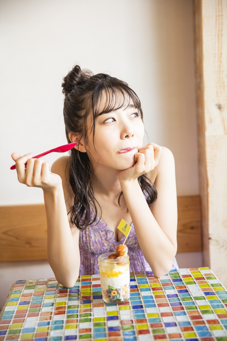 鶴見萌1stソロ写真集『le germer』より