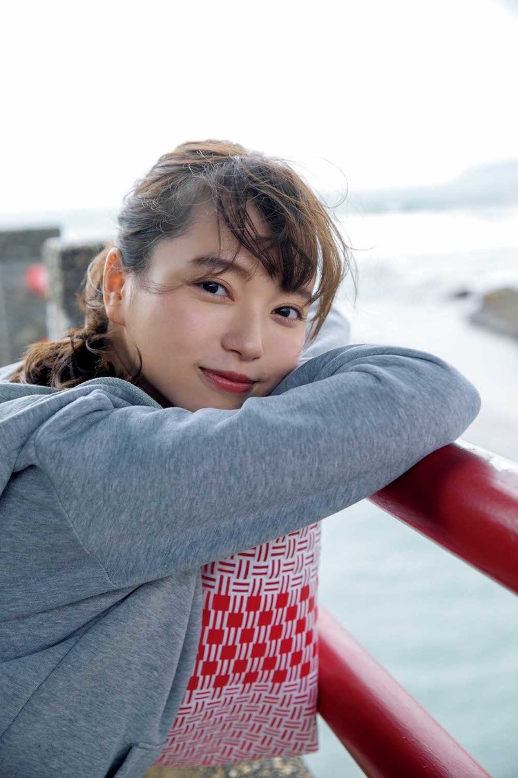 小室さやか1st写真集『美しき ふくらみは歌い 微笑は踊る』より