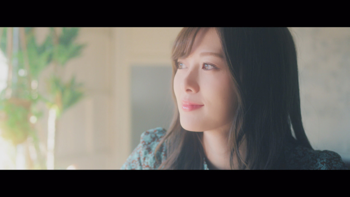 白石麻衣ソロ曲「じゃあね。」MVより