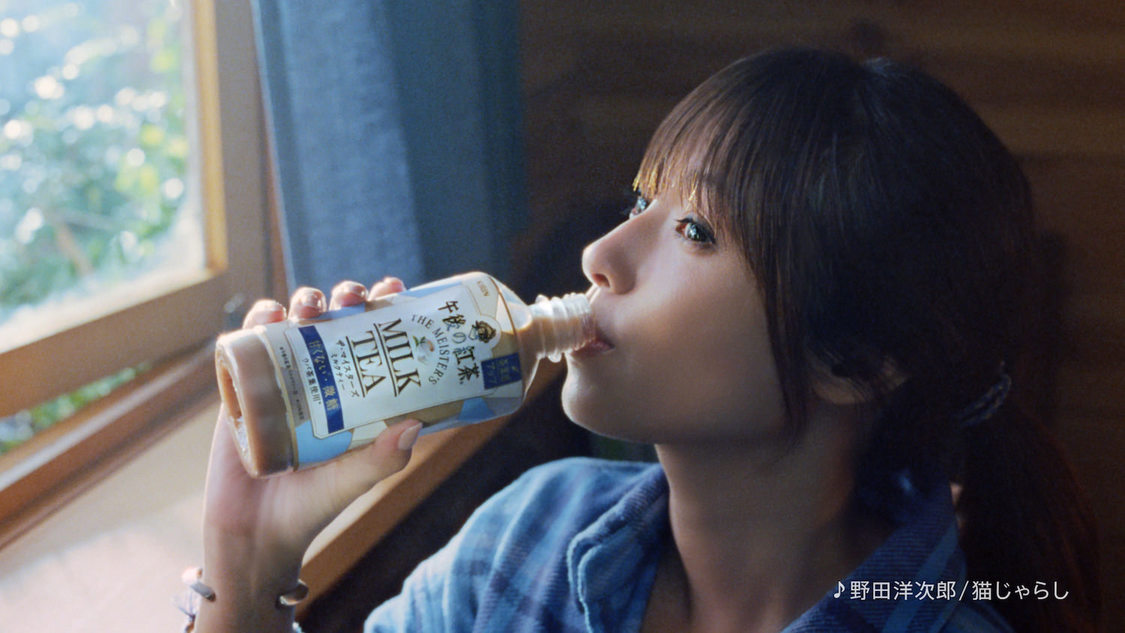 新TVCM「ザ・マイスターズ 深田恭子 ミルクティー リニューアル＆オレンジティー新登場」篇