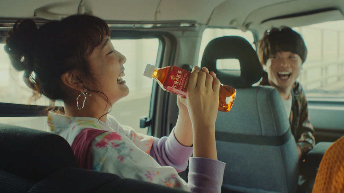 新TVCM「きっと幸せは、さわれるくらい、そばにある。幸せの紅茶。」篇