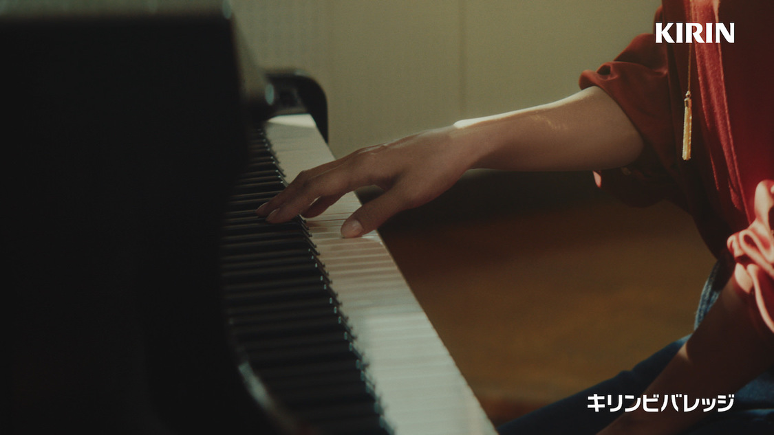 新TVCM「きっと幸せは、さわれるくらい、そばにある。幸せの紅茶。」篇