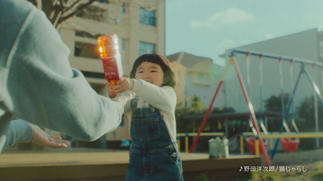 新TVCM「きっと幸せは、さわれるくらい、そばにある。幸せの紅茶。」篇