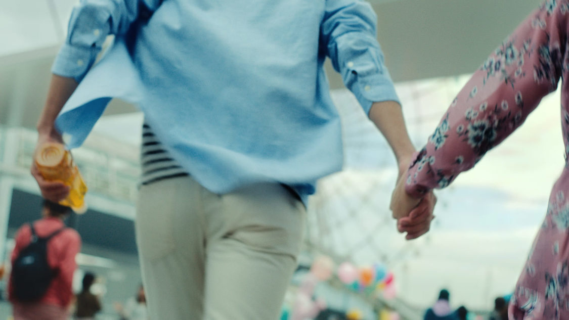 新TVCM「きっと幸せは、さわれるくらい、そばにある。幸せの紅茶。」篇