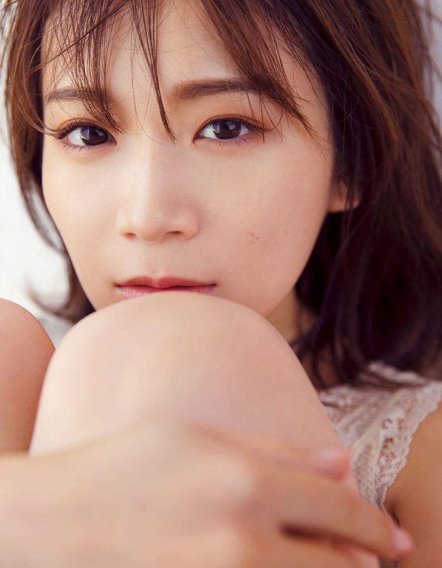 HMV限定版 表紙カバー（タイトル文字なし／撮影：倉本GORI）｜乃木坂46 秋元真夏2nd写真集『しあわせにしたい』