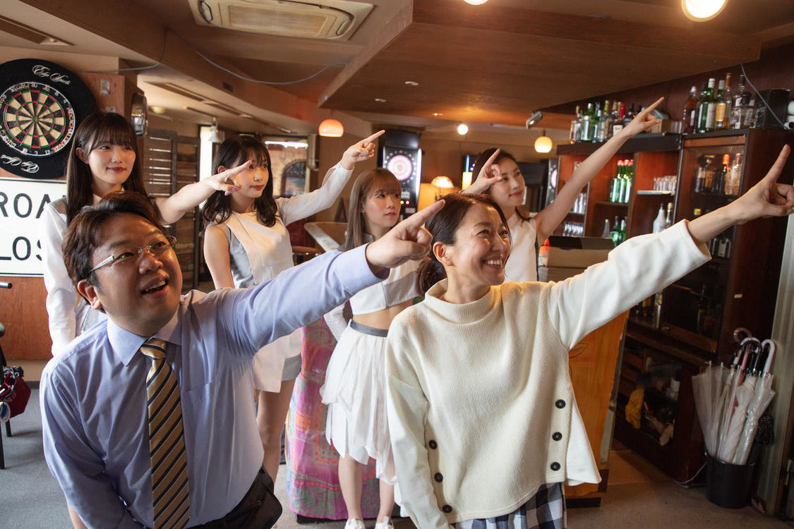 PassCode、天野ひろゆき、羽田美智子｜ドラマ『隕石家族』表敬訪問にて“空から隕石が……！”ポーズ