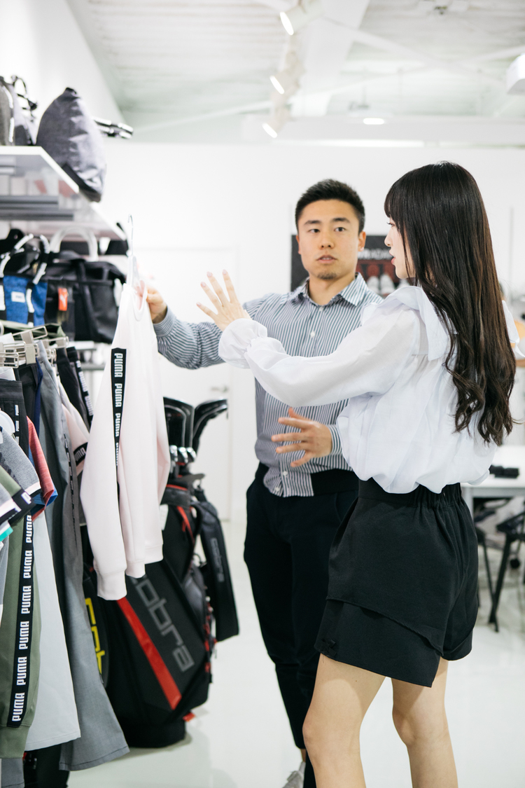 小倉豪さん（COBRA PUMAゴルフ事業部）、音嶋莉沙（＝LOVE）｜COBRA PUMAゴルフ