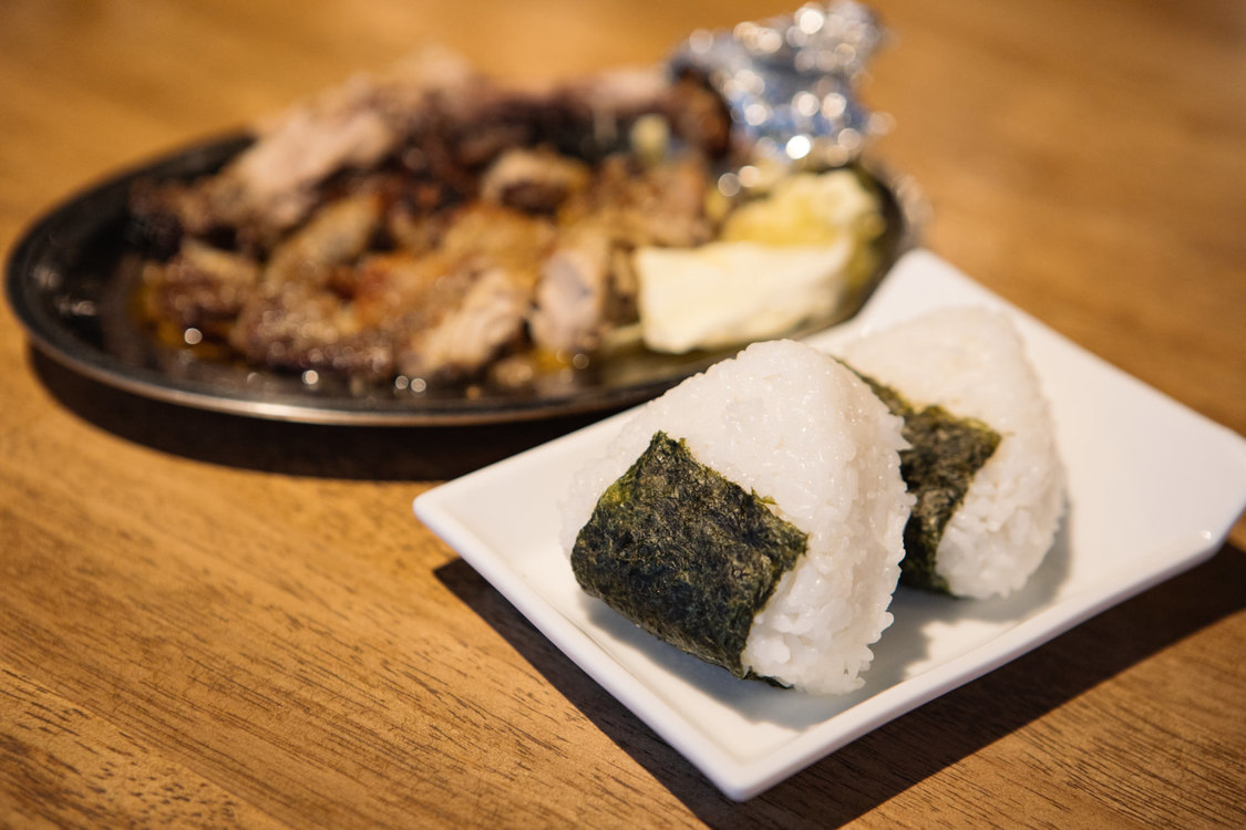 「骨付鳥専用おむすび」、「骨付鳥 ひな鳥」｜池袋『がブリチキン。』
