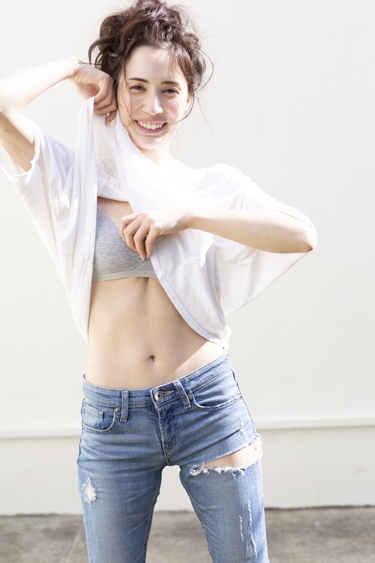 『デジタル原色美女図鑑　朝比パメラ　甘い蜜のように』より