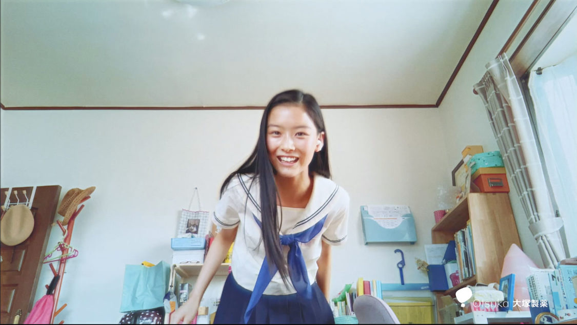 汐谷友希出演『ポカリスエット』新CMシリーズ第1弾「ポカリNEO合唱」篇