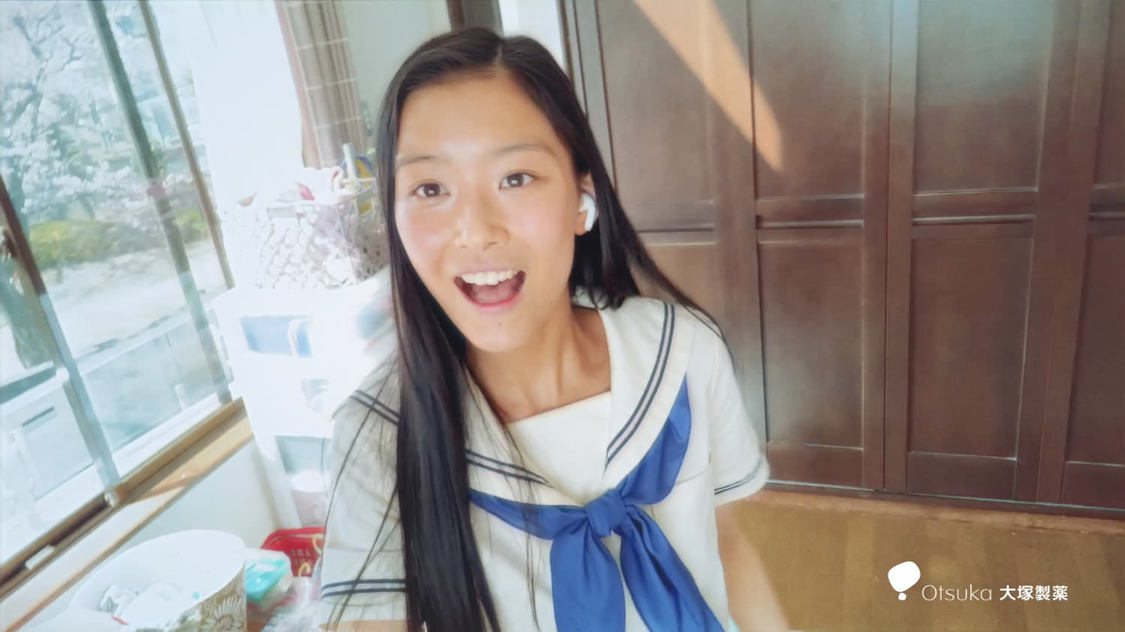 汐谷友希出演『ポカリスエット』新CMシリーズ第1弾「ポカリNEO合唱」篇