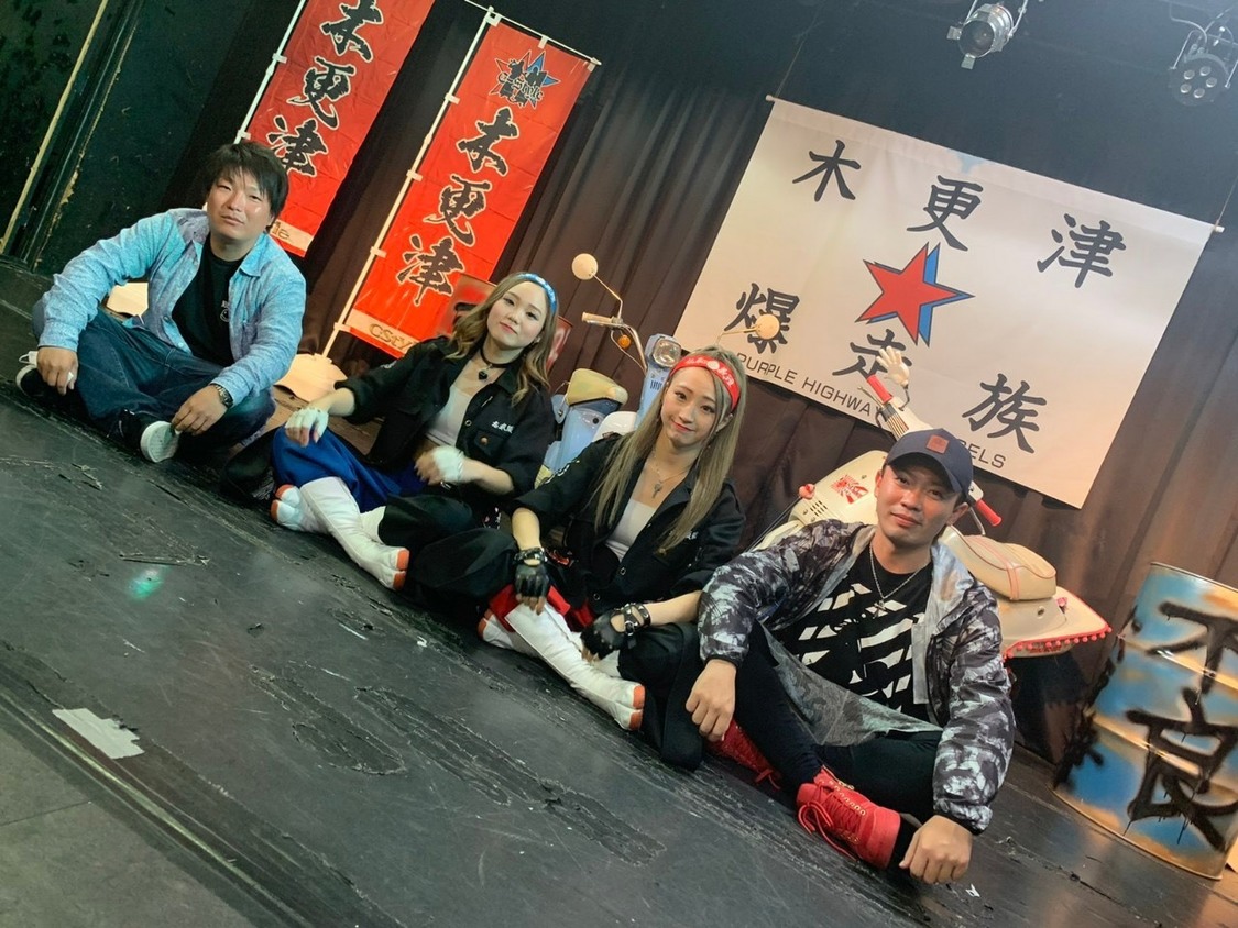 右からプロデューサー茂木千明、八劔咲羅、潮干狩鯏、ディレクター清水智裕