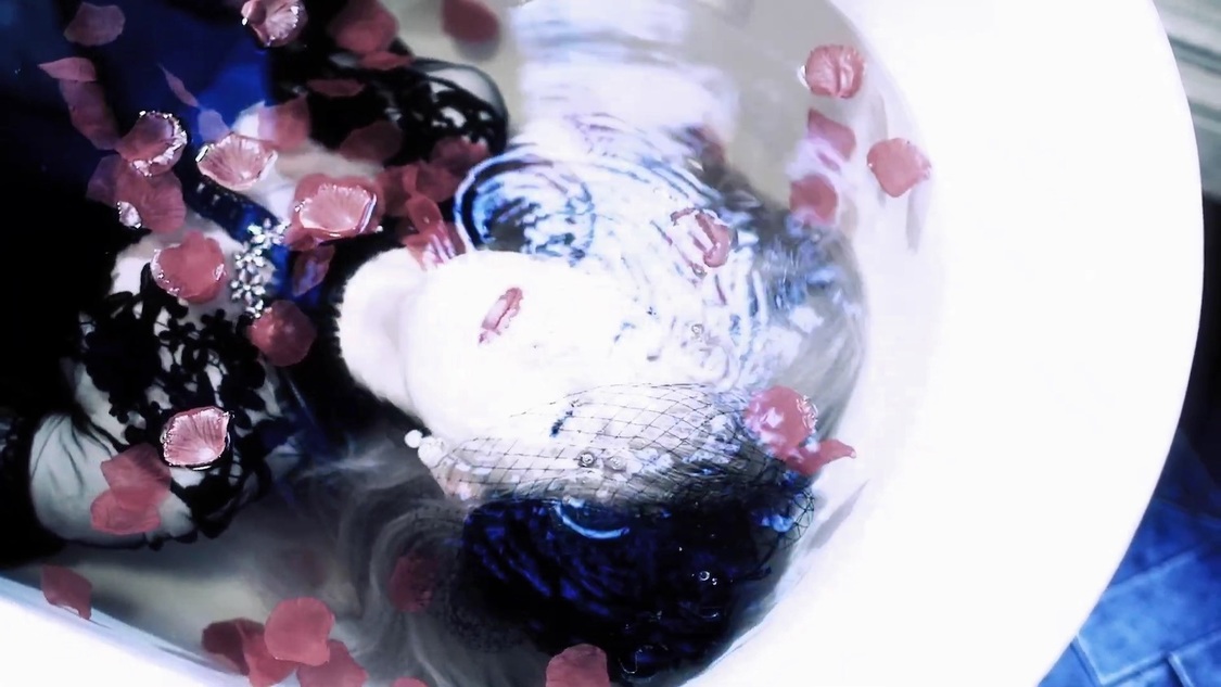 「裏切りの爪痕」MVより