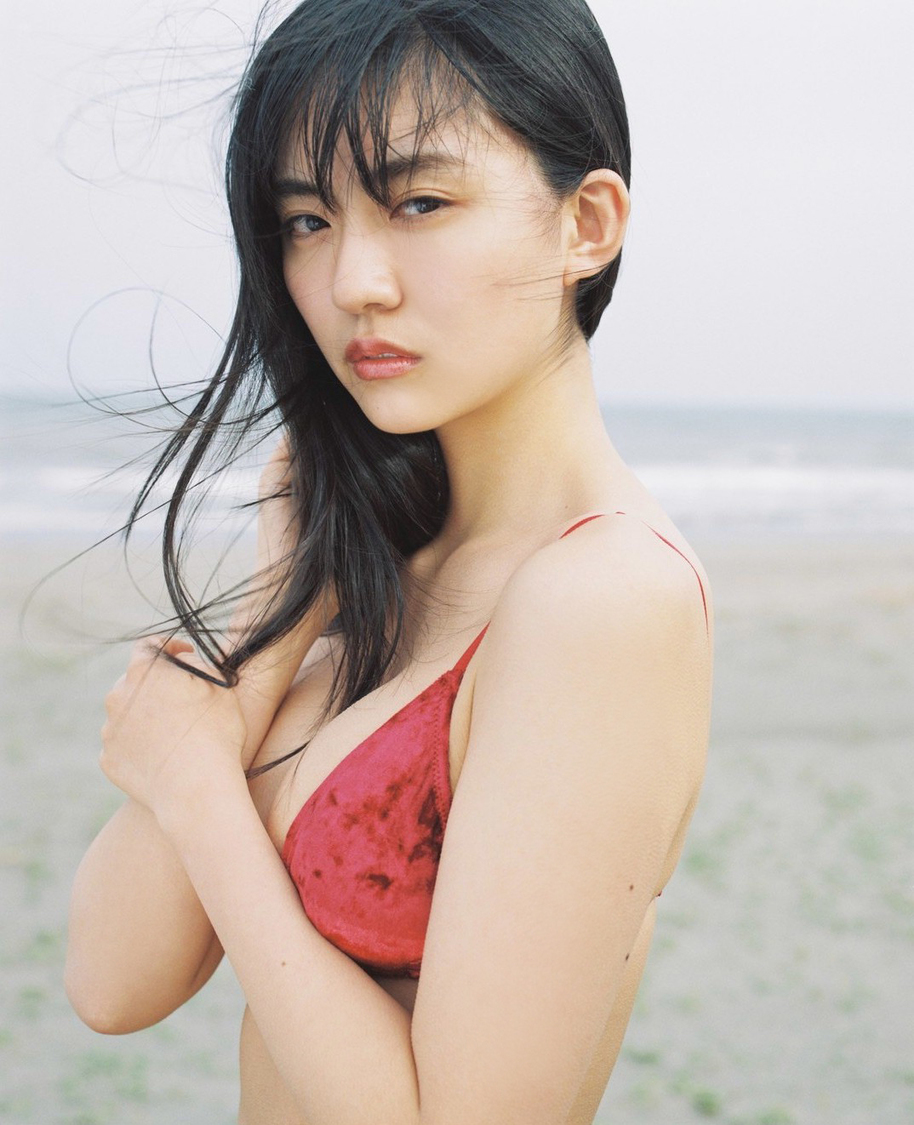 豊田ルナ／編集部：株式会社集英社 週刊プレイボーイ編集部　カメラマン：松岡一哲