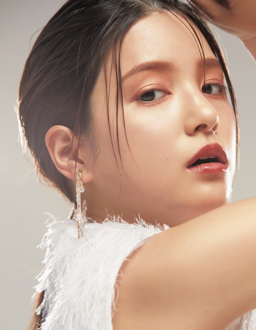 川島海荷（雑誌『CYAN』誌面カットより）