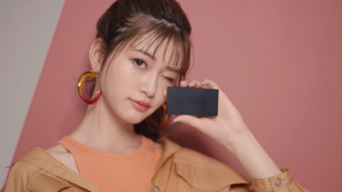 『ウィッチズポーチ×生見愛瑠』動画より