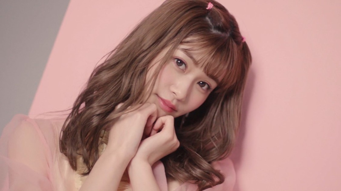 『ウィッチズポーチ×生見愛瑠』動画より