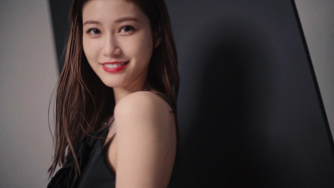 『ウィッチズポーチ×生見愛瑠』動画より