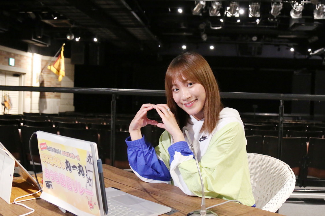 斉藤真木子　「丸一丸」ポーズ（©2020 Zest,Inc.） 