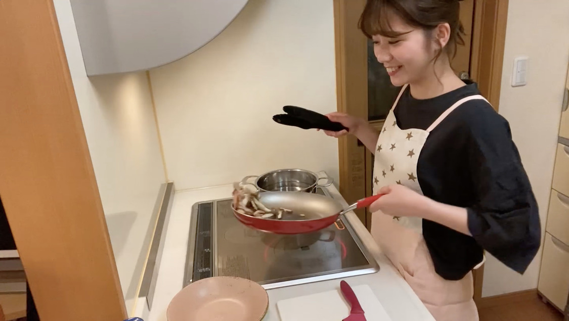 清水麻璃亜（(C)AKB48）