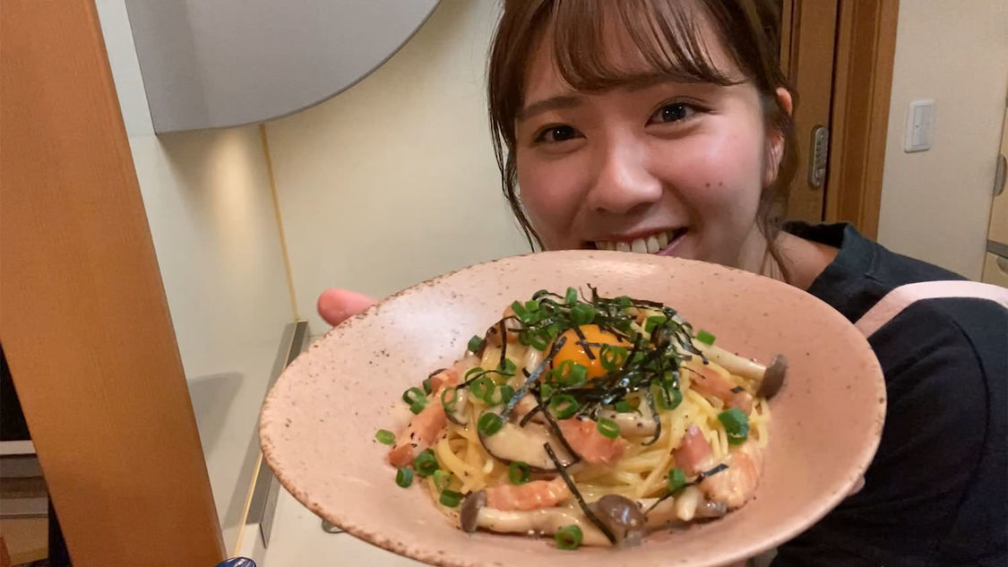 清水麻璃亜（(C)AKB48）