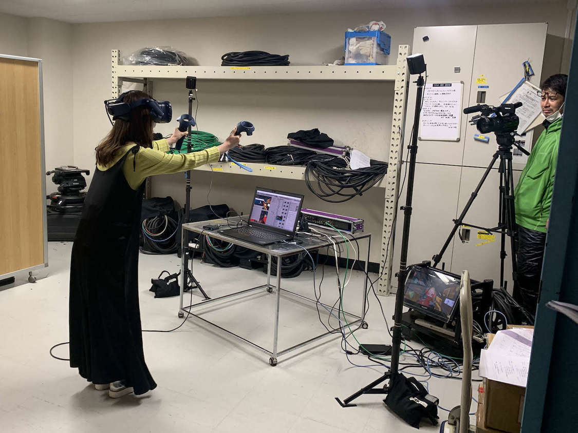 コントローラーを使ってみかさを操る日岡なつみ