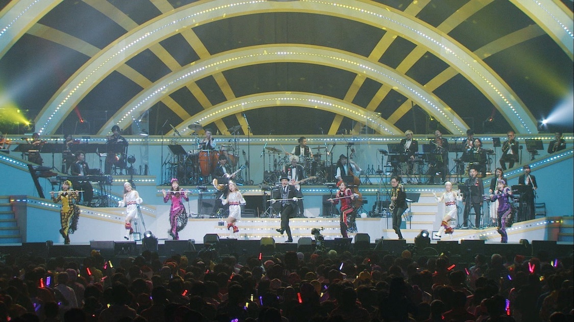 「HOLIDAY」ライブ映像より