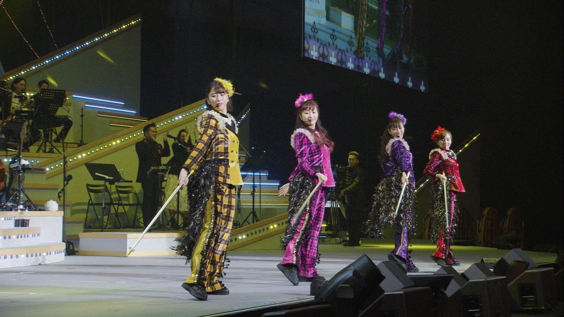 「HOLIDAY」ライブ映像より