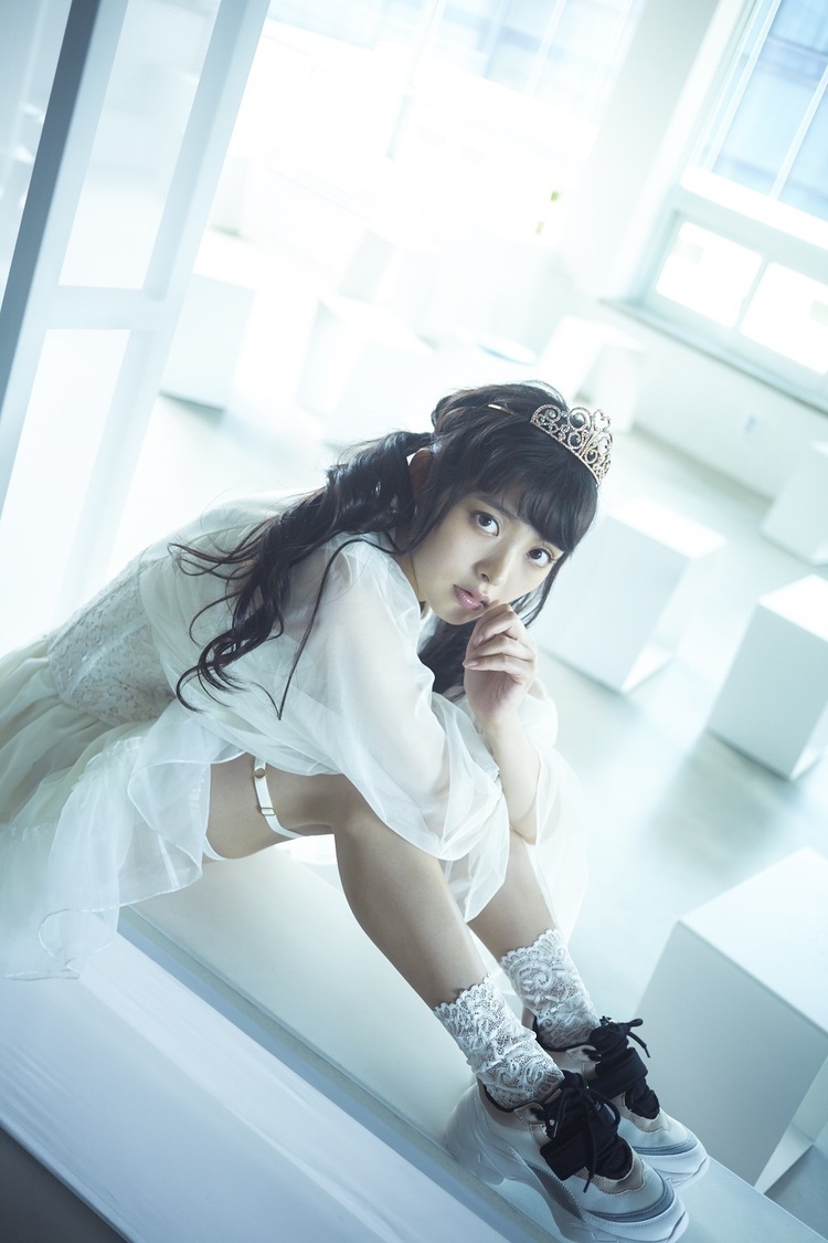 上坂すみれ写真集『すみれいろ』（東京ニュース通信社刊）