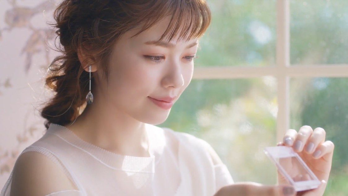 木漏れ日がさす窓辺に座る小芝