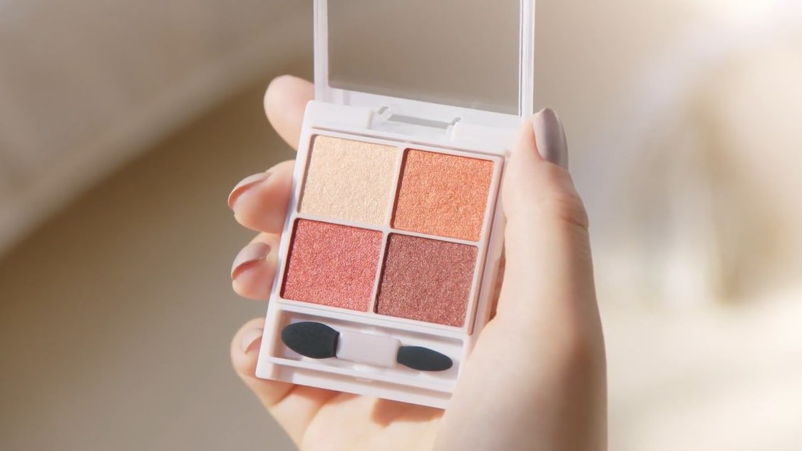 それは滑らかリッチな4色アイシャドウ