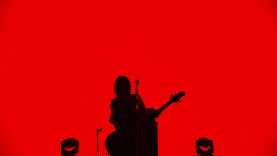 「EDGE OF NINETEEN」ライブ映像より