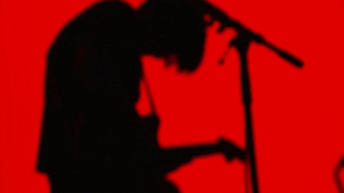 「EDGE OF NINETEEN」ライブ映像より