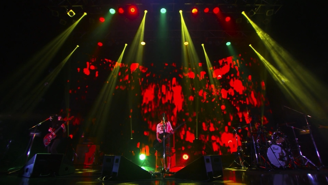 「EDGE OF NINETEEN」ライブ映像より