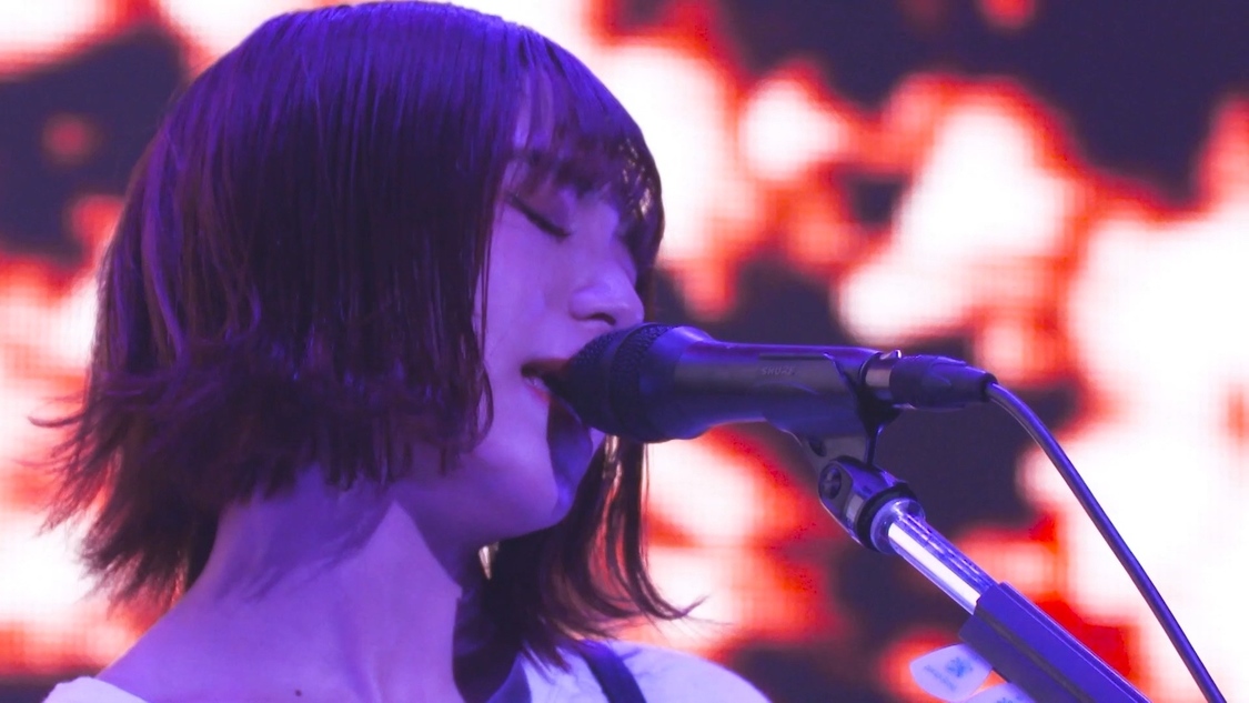 「EDGE OF NINETEEN」ライブ映像より