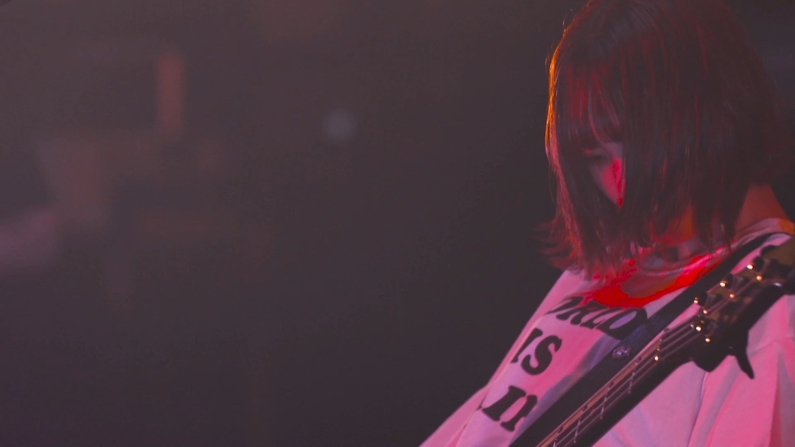 「EDGE OF NINETEEN」ライブ映像より
