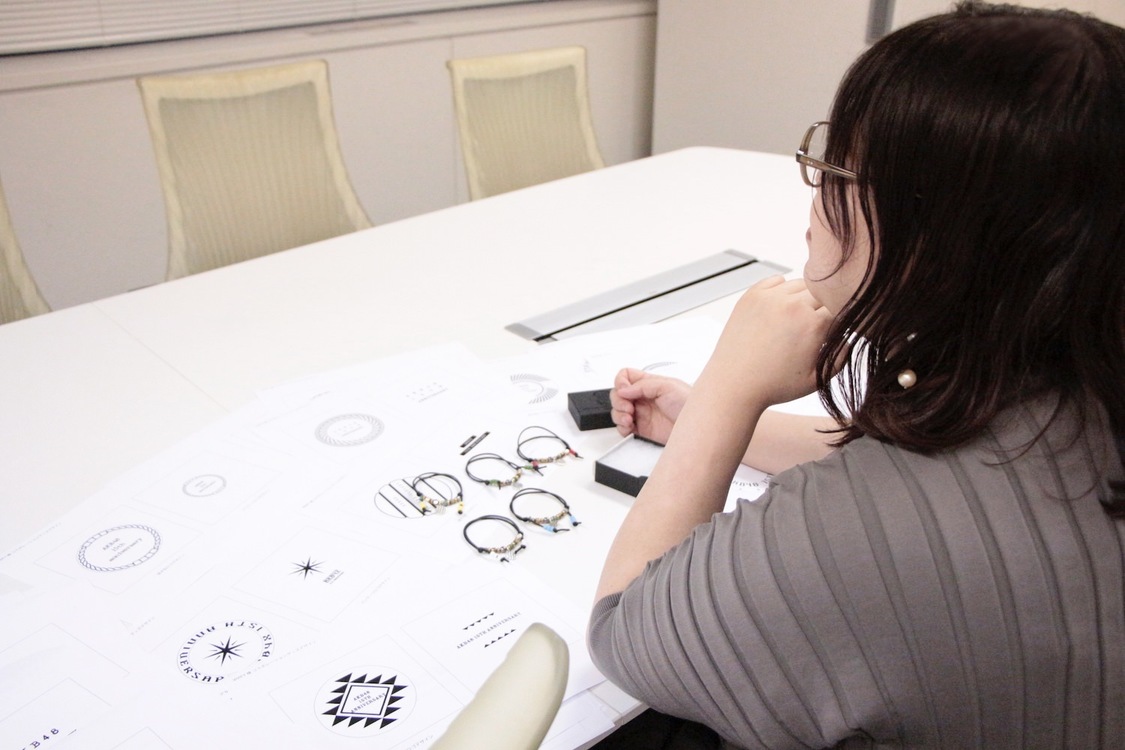 茅野しのぶ　オサレカンパニープロデュース『VIVIFY × AKB48』「AKB48 15th anniversary チャーム付きブレスレット」