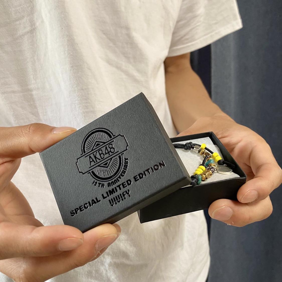 オサレカンパニープロデュース『VIVIFY × AKB48』「AKB48 15th anniversary チャーム付きブレスレット」