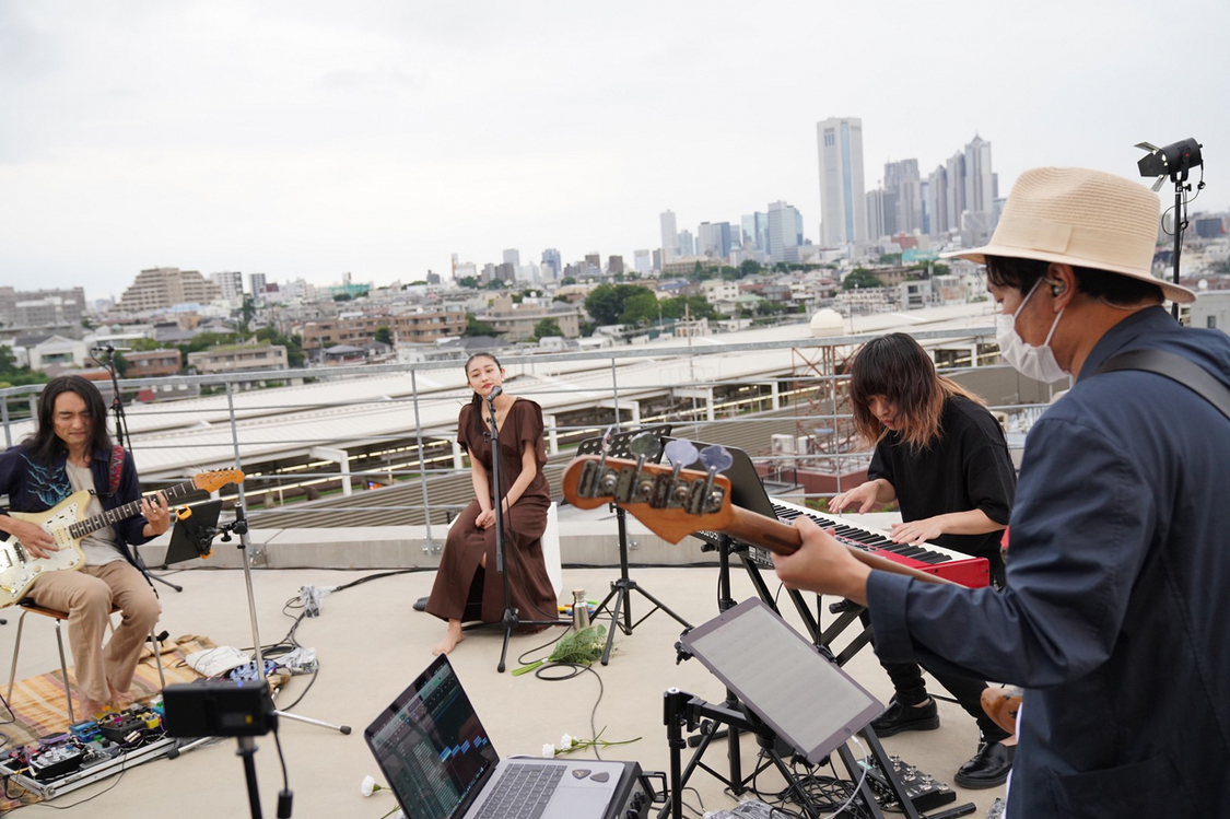 和田彩花『2020.06.21. 私たちには空があるだけだって、確かめてみよう』