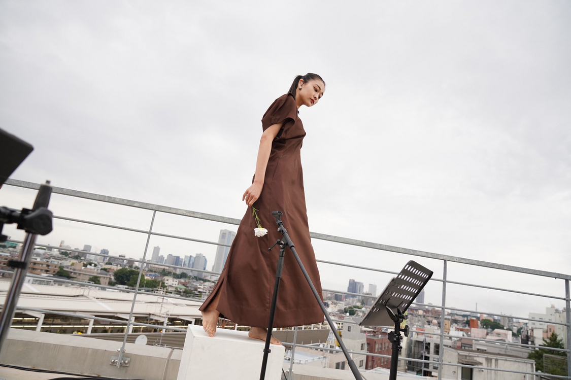 和田彩花『2020.06.21. 私たちには空があるだけだって、確かめてみよう』