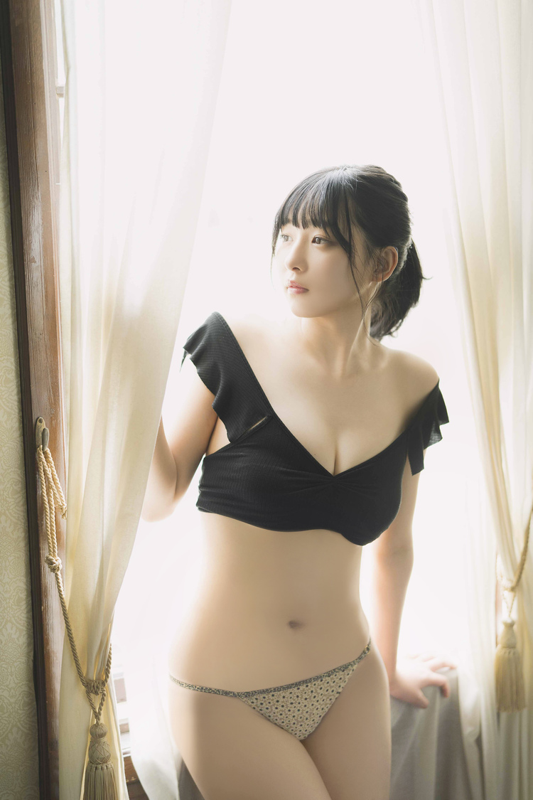 我妻ゆりか　撮影:カノウリョウマ「B.L.T.8月号」（東京ニュース通信社刊）