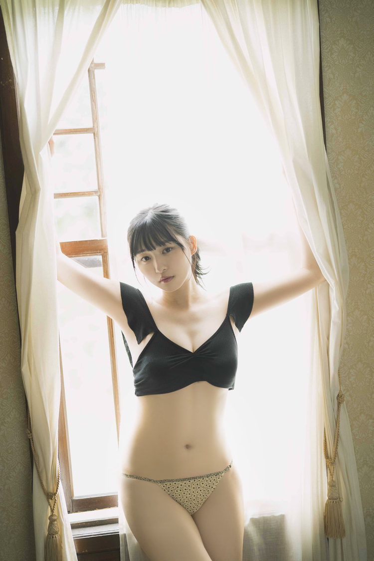我妻ゆりか　撮影:カノウリョウマ「B.L.T.8月号」（東京ニュース通信社刊）