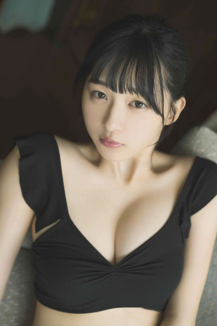 我妻ゆりか　撮影:カノウリョウマ「B.L.T.8月号」（東京ニュース通信社刊）