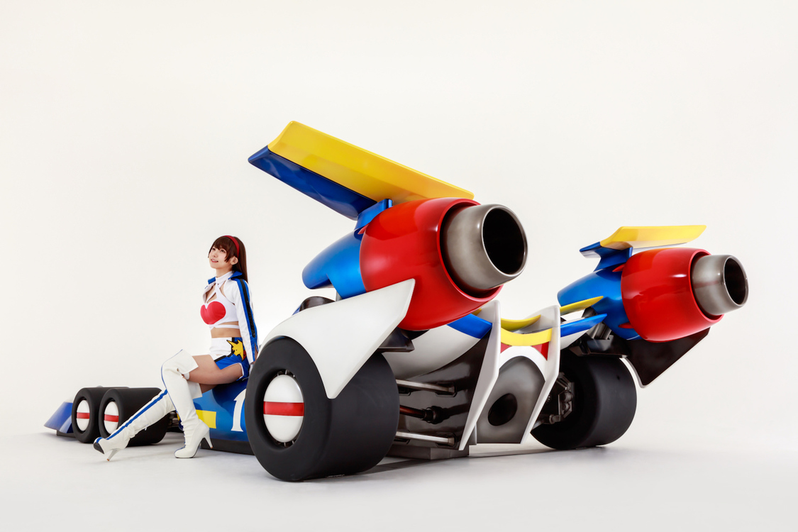 レースクイーンコスチュームを着用したえなこ（©RFC RACING TEAM　©サンライズ　© PP Enterprise Co.,Ltd.）