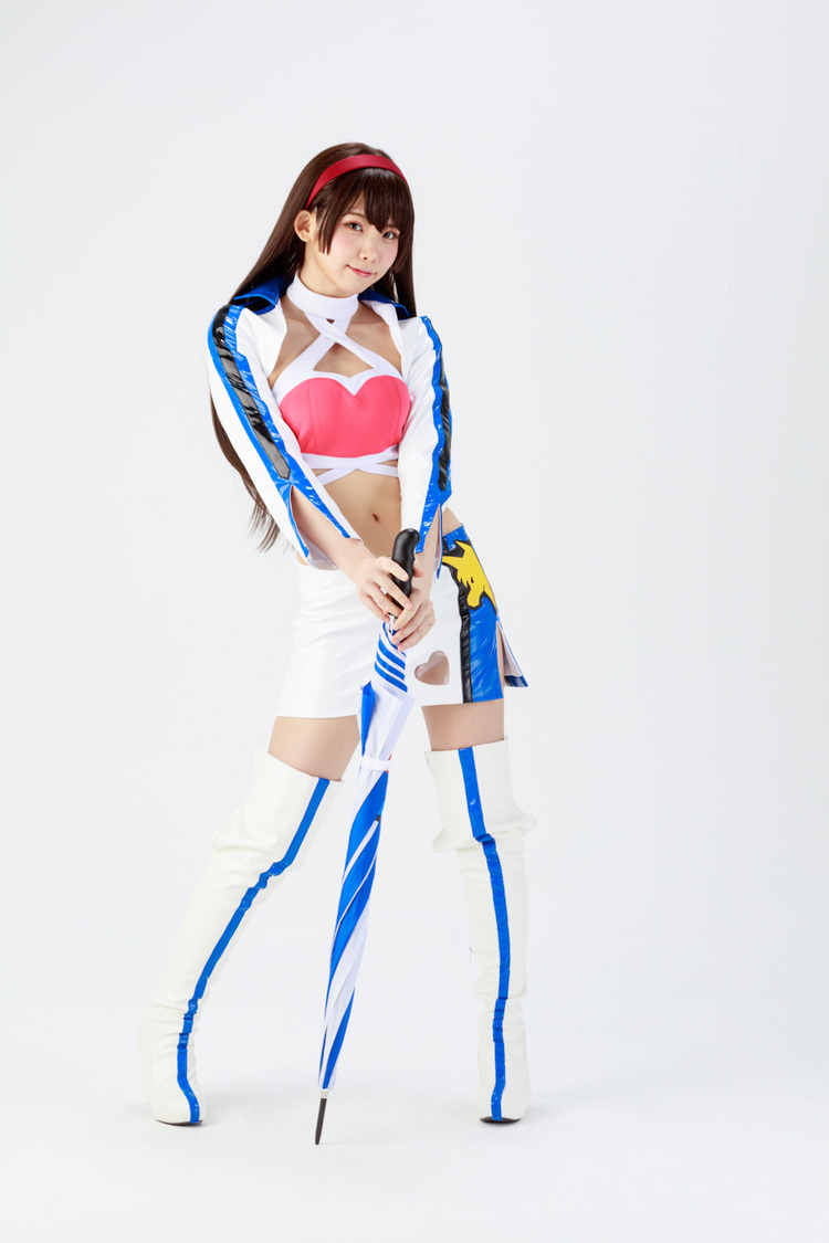 レースクイーンコスチュームを着用したえなこ（©RFC RACING TEAM　©サンライズ　© PP Enterprise Co.,Ltd.）